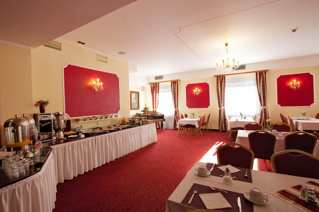 Hotel Savoy Ceske Budejovice Bagian luar foto