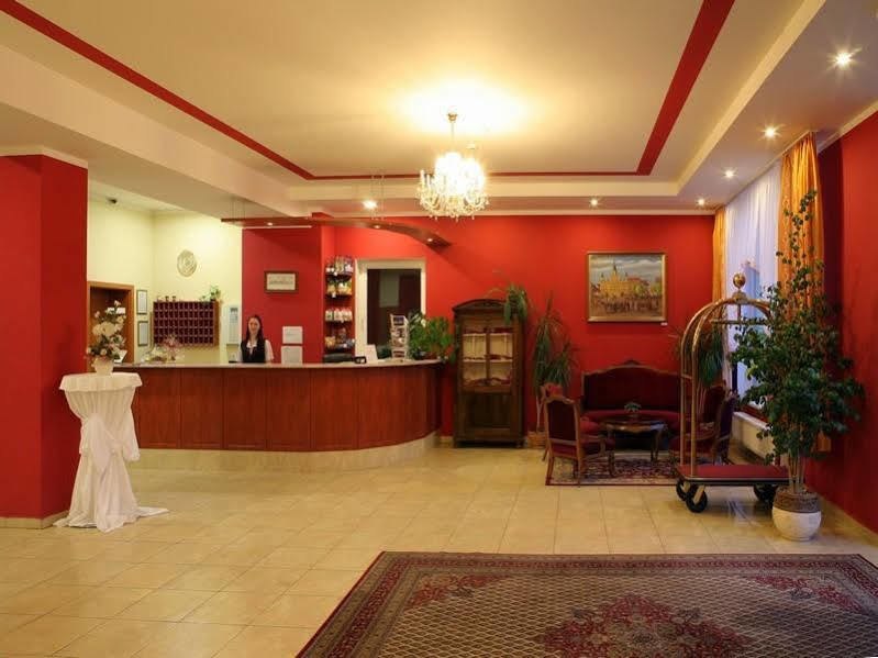 Hotel Savoy Ceske Budejovice Bagian luar foto